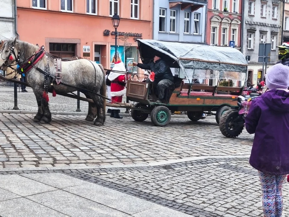 Świąteczne spotkanie z Mikołajem na noworudzkim rynku [galeria]