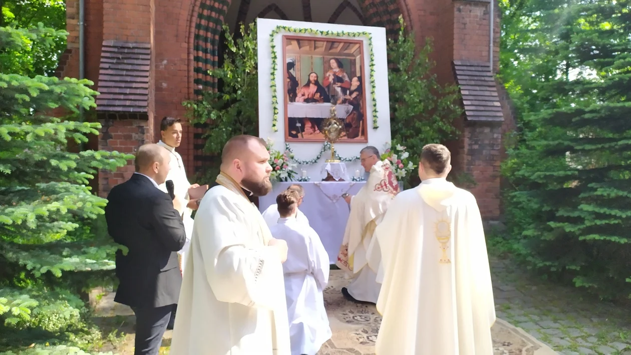 Nowa Ruda. Procesja Bożego Ciała wokół placu kościelnego