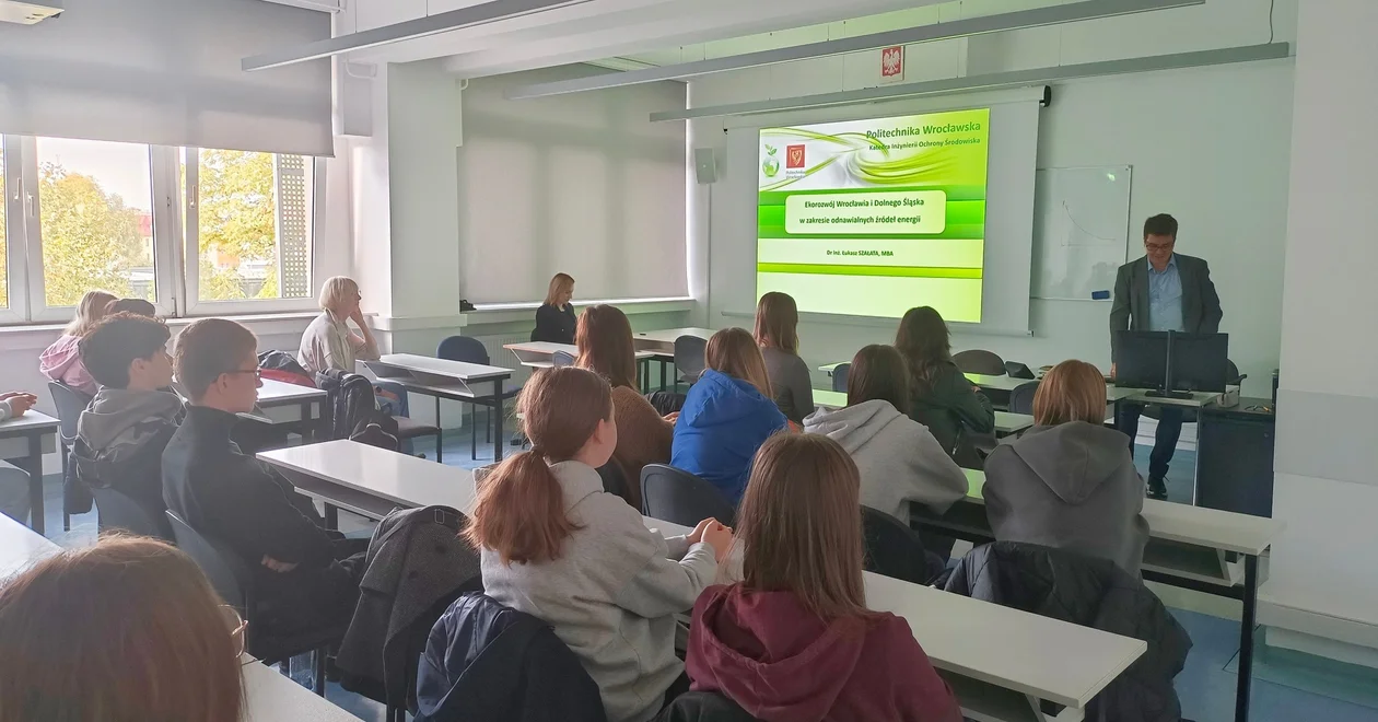 Uczniowie Liceum Ogólnokształcącego w Nowej Rudzie z wizytą na polibudzie we Wrocławiu [galeria]