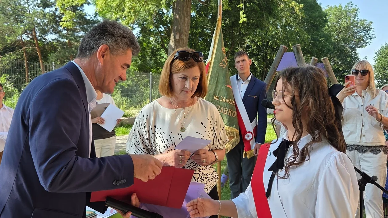 ZĄBKOWICE ŚLĄSKIE. Najlepsi uczniowie nagrodzeni przez starostę - Zdjęcie główne