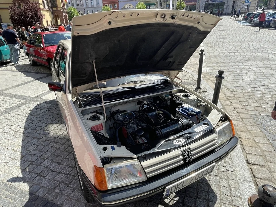 Nowa Ruda. Rynek pełen klasyki -  ósmy zlot zabytkowych pojazdów przyciągnął tłumy