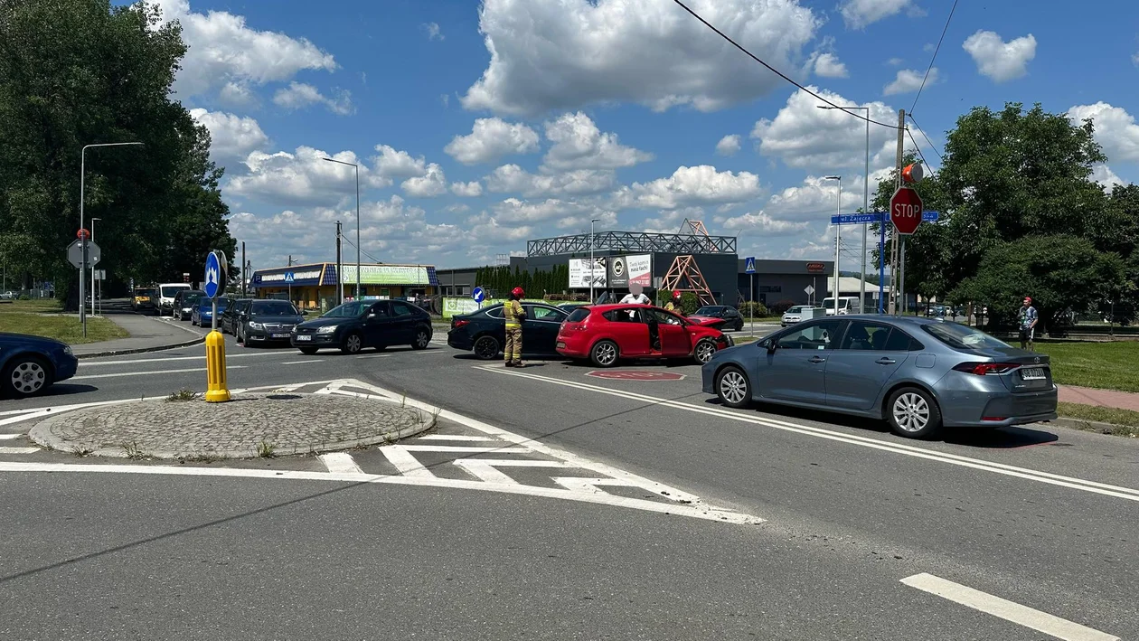 Kłodzko. Kolizja na skrzyżowaniu Objazdowej, Zajęczej i Korytowskiej - Zdjęcie główne