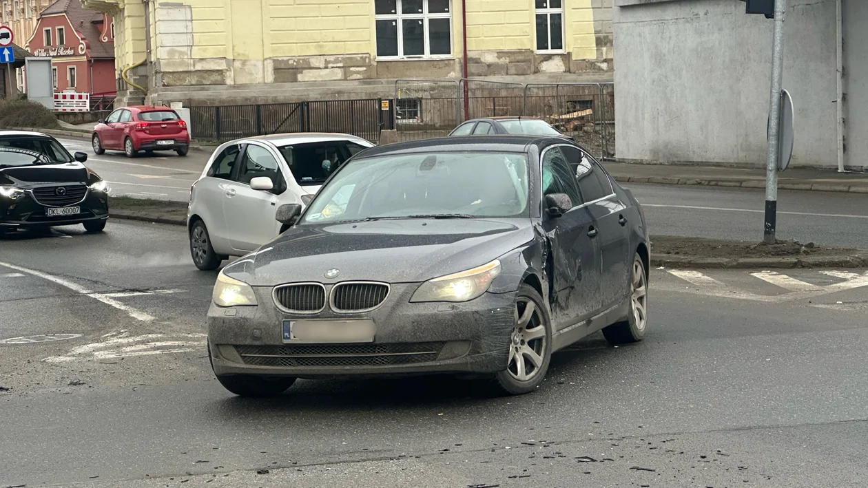 Kłodzko. Kierowca ciężarówki uderzył w BMW [zdjęcia]