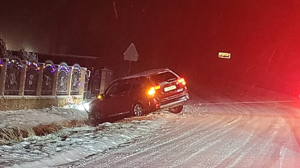 Szalejów Górny. Mitsubishi wpadło do rowu [zdjęcia]