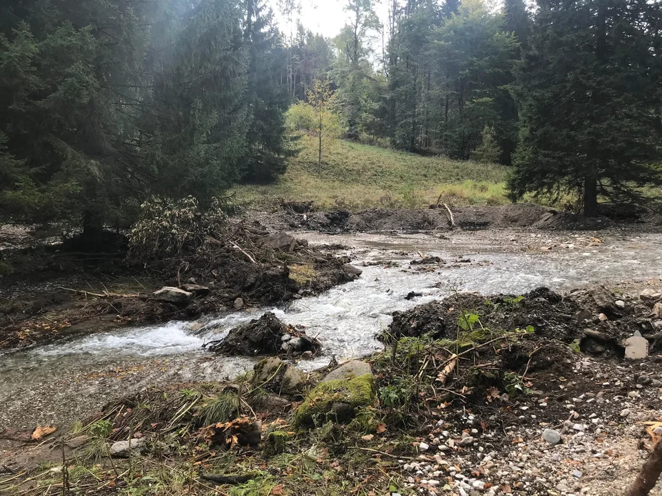 Okolice pękniętej tamy dwa tygodnie po przejściu fali powodziowej [zdjęcia]