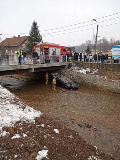 Nowa Ruda. Kierowca audi wpadł do rzeki. Był pijany