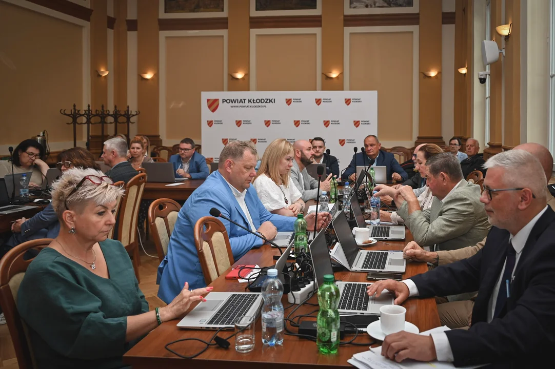 Sesja Rady Powiatu Kłodzkiego. Zmiany w budżecie i inwestycję w infrastrukturę drogową [zdjęcia]
