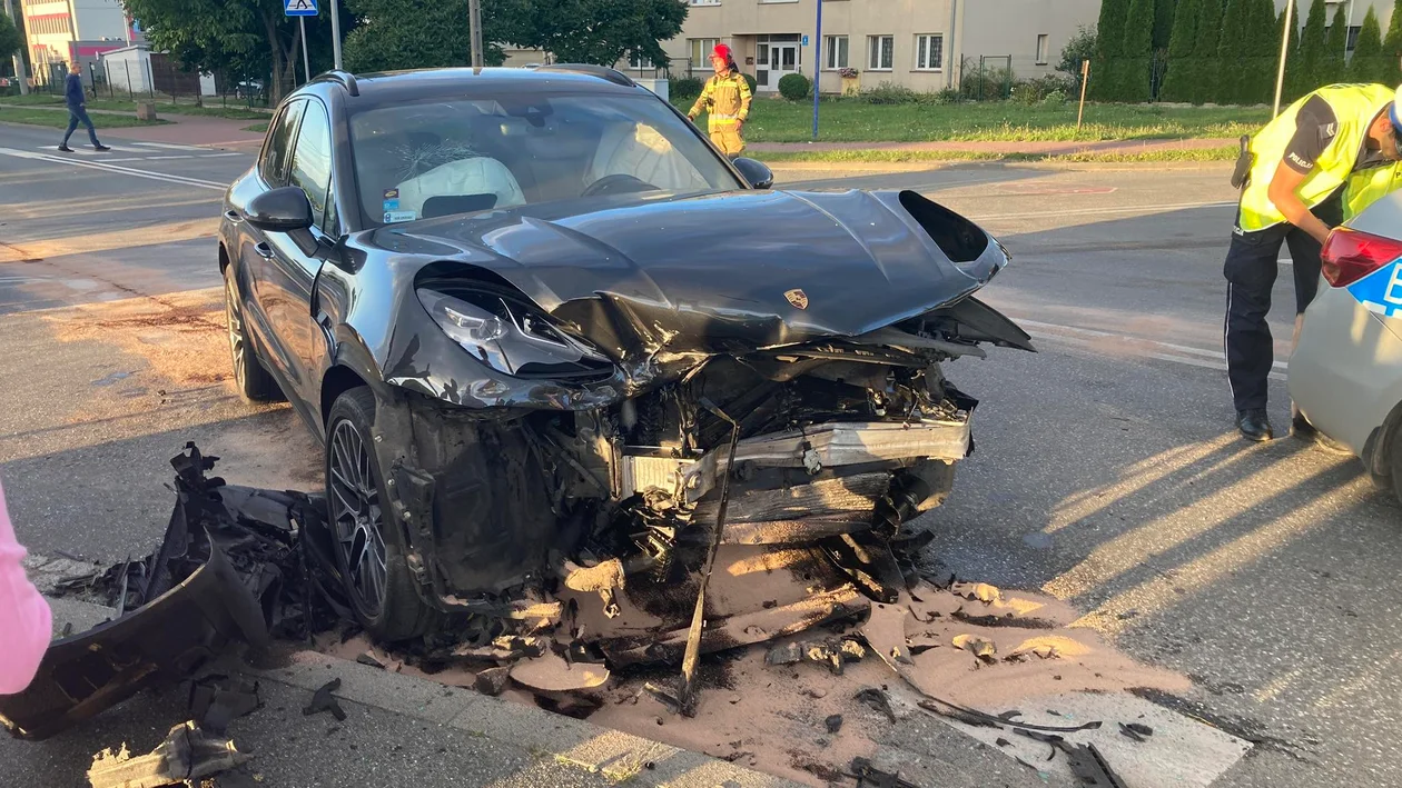 Kolizja na Zajęczej i Objazdowej. Porsche uderzyło w Audi - Zdjęcie główne