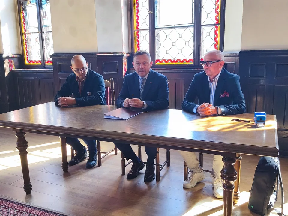 Nowa Ruda. Podpisano umowę na przekształcenie budynku byłej dwójki w Środowiskowy Dom Samopomocy [galeria]
