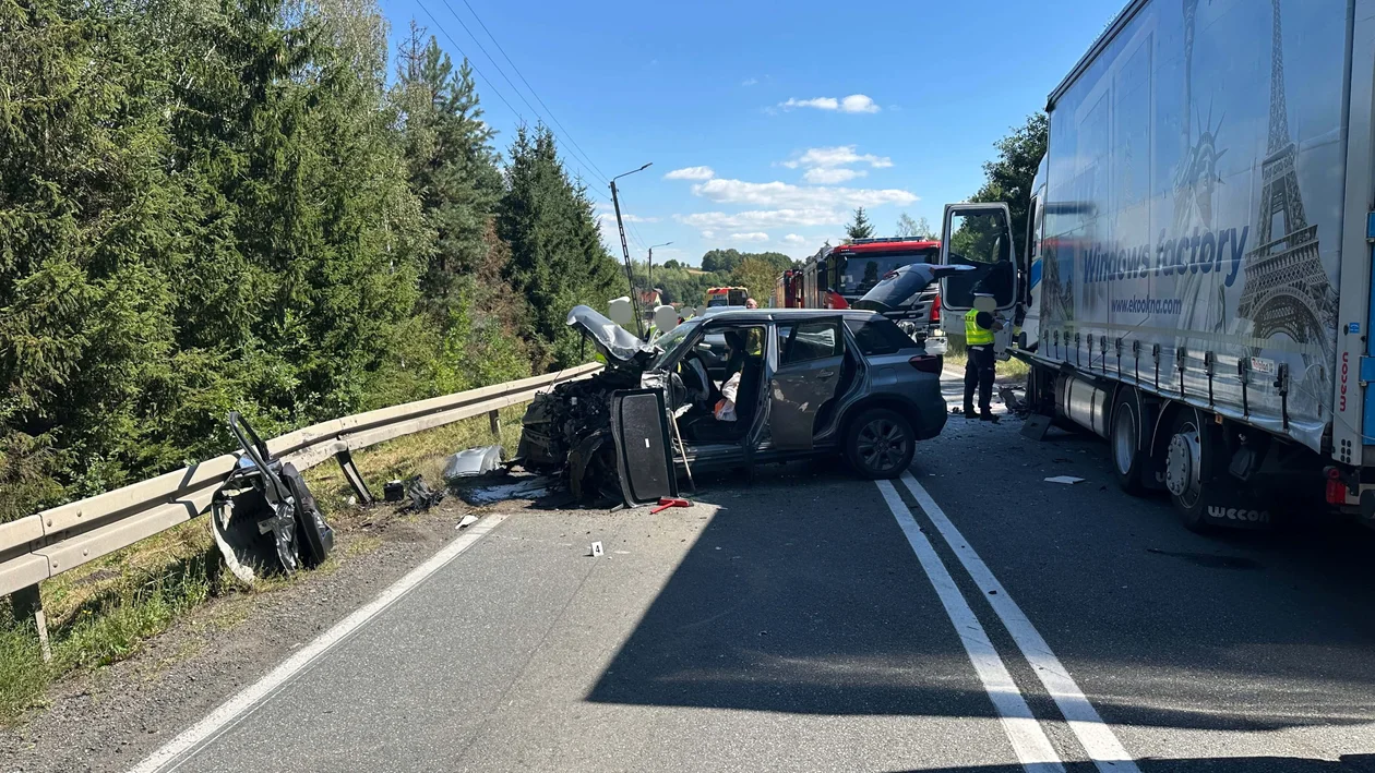 Szalejów Górny - zderzenie osobówki z ciężarówką na DK8 - Zdjęcie główne