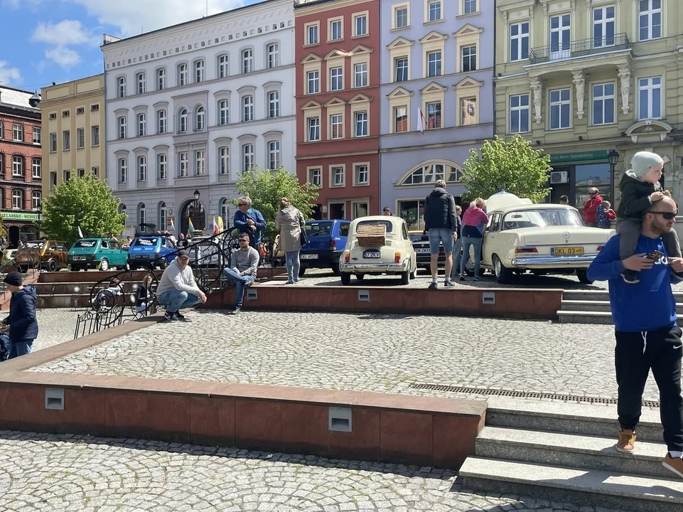 Nowa Ruda. Rynek pełen klasyki -  ósmy zlot zabytkowych pojazdów przyciągnął tłumy