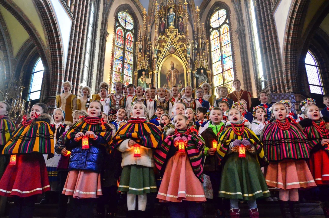 Koncert kolęd i pastorałek Zespołu Pieśni i Tańca "Nowa Ruda" w kościele św. Mikołaja [galeria]