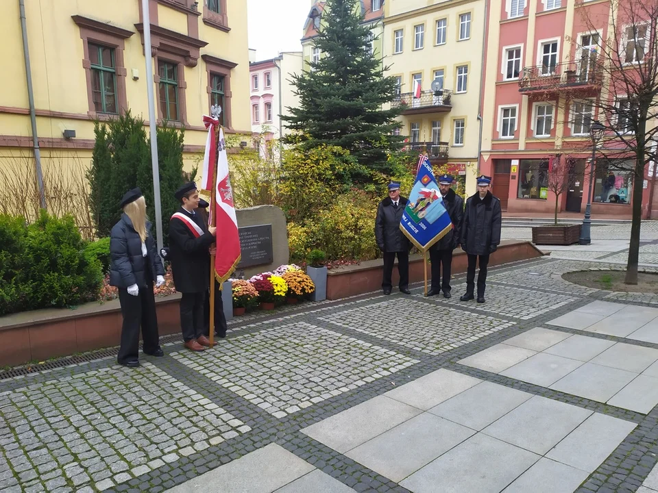 Obchody Święta Niepodległości w noworudzkim rynku - Zdjęcie główne