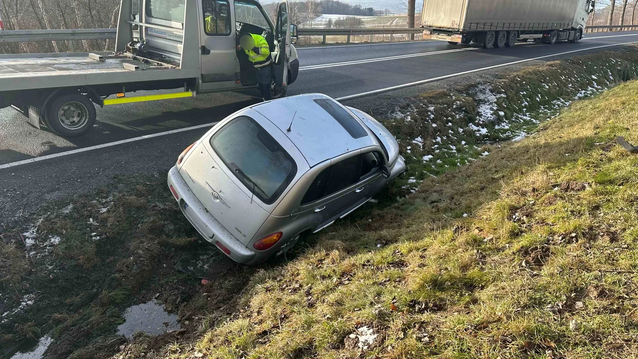 Podzamek. Stracił panowanie nad autem i wpadł do rowu [zdjęcia]