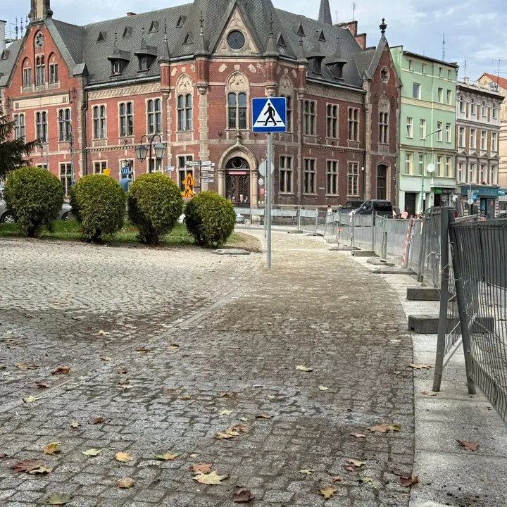 Zmiany na Placu Jana Pawła II w Ząbkowicach Śląskich. Remont chodnika i czyszczenie pomnika [zdjęcia] - Zdjęcie główne