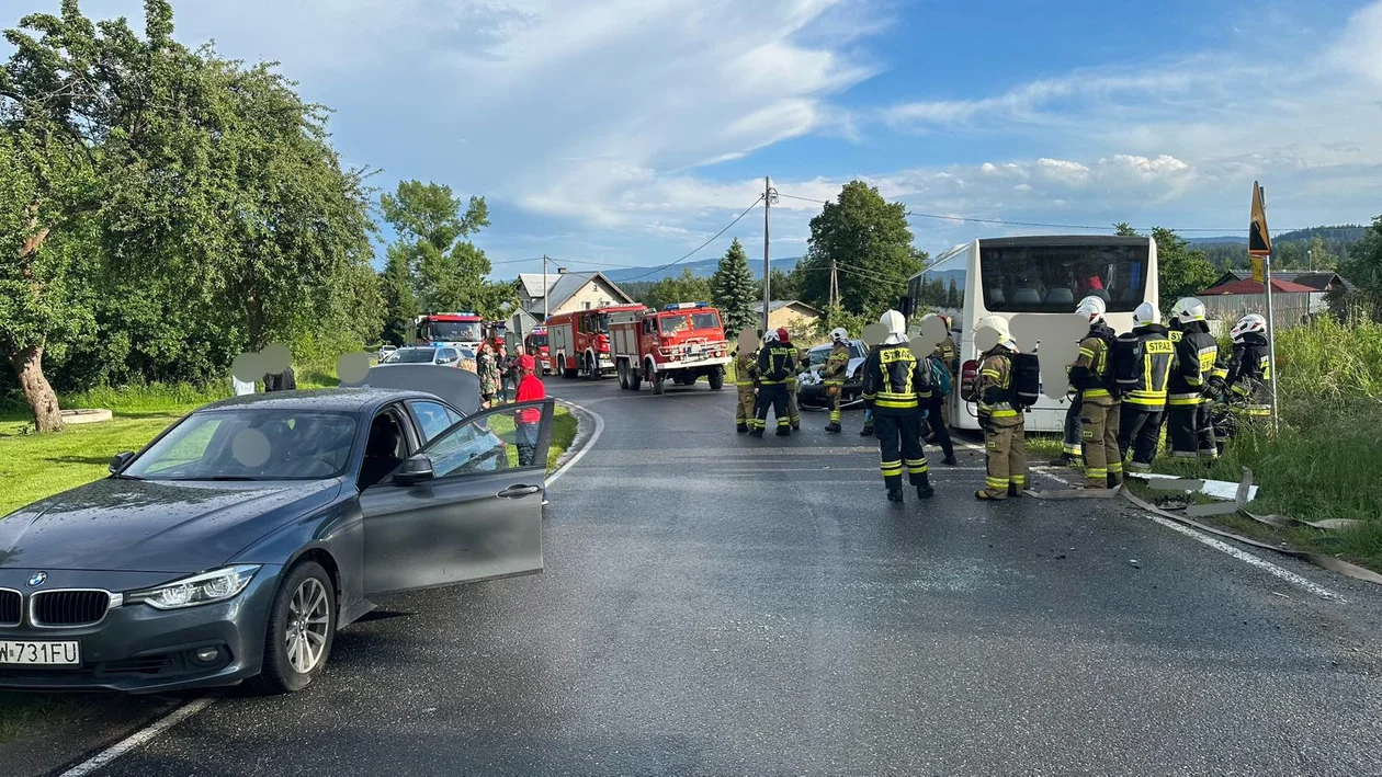 Chocieszów. Kierowca toyoty uderzył w autobus [zdjęcia]