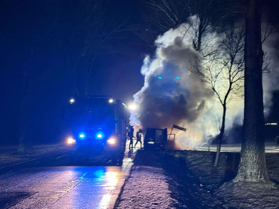 Pożar busa na drodze krajowej numer 33 koło Wilkanowa [zdjęcia]