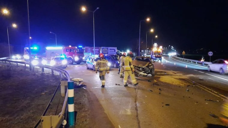 Ząbkowice Śl. Zderzenie dwóch aut, dwie osoby w szpitalu [FOTO] - Zdjęcie główne