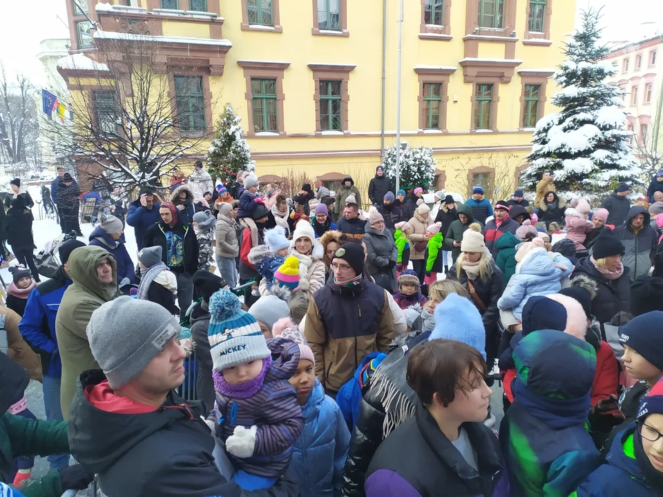 Mikołaj w Nowej Rudzie. Dzieci zachwycone gościem, który rozdawał paczki