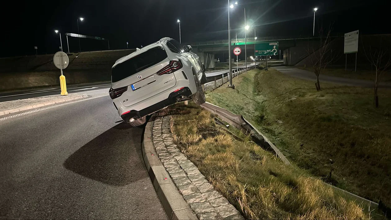 Kłodzko. BMW zawiesiło się na barierkach [zdjęcia]