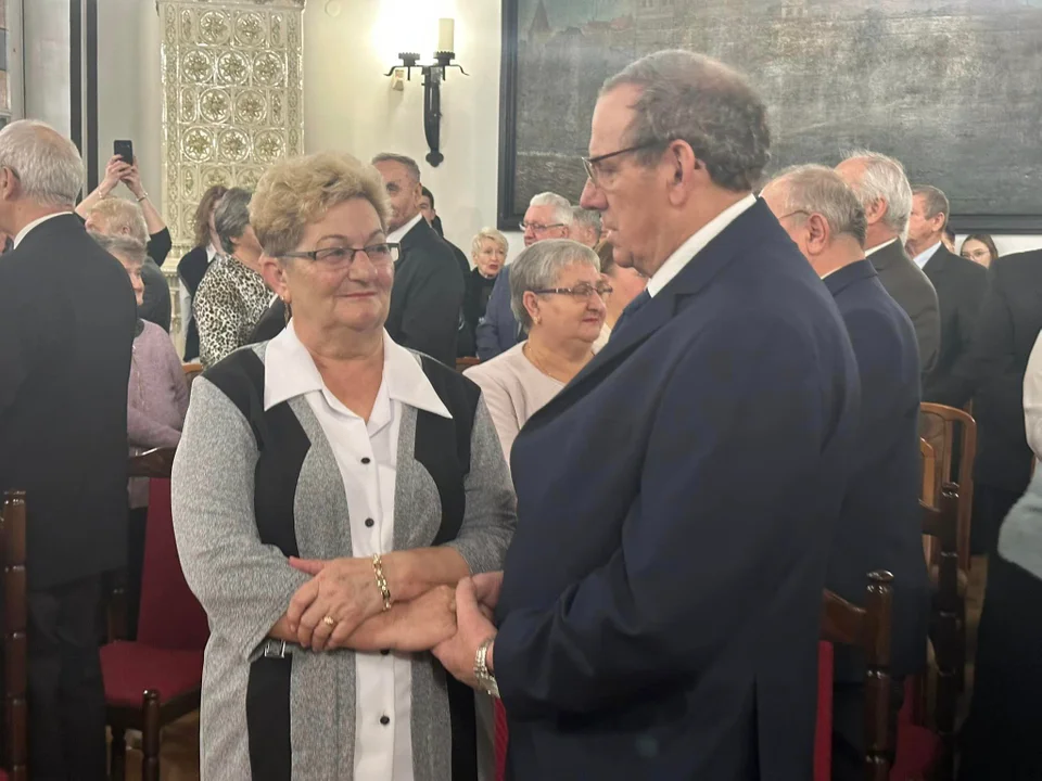 Małżeństwa z Ziębic odebrały odznaki za 50 i 60 lat nieprzerwanego i wyjątkowego pożycia małżeńskiego