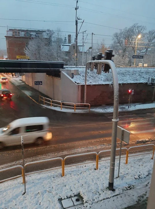 Biało za oknem. Pierwszy śnieg w obiektywie naszych czytelników