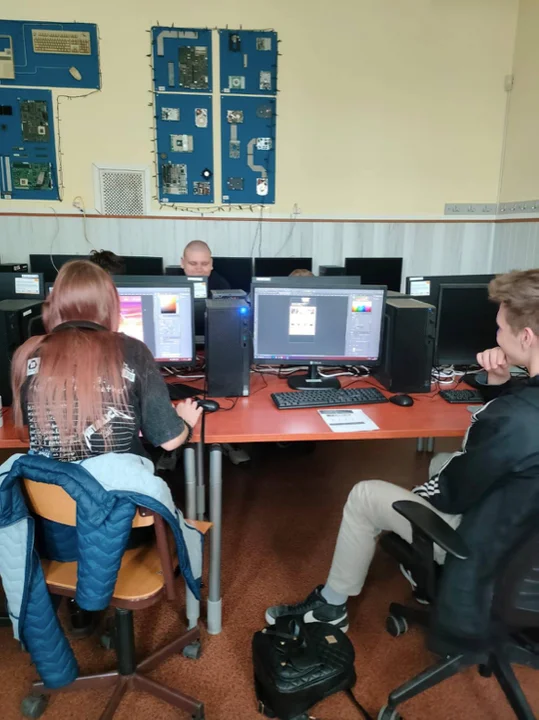Ząbkowice Śląskie. Uczniowie technikum informatycznego z certyfikatami z grafiki i projektowania stron