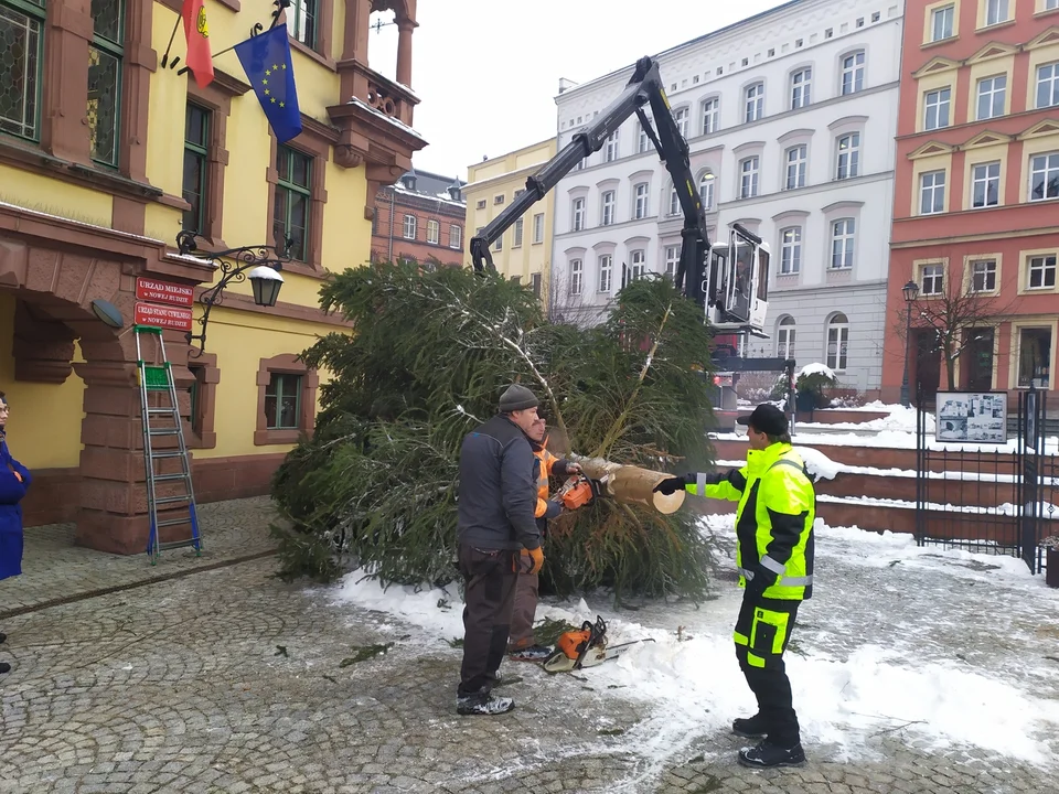 Chyba najwyższa w historii choinka stanęła na noworudzkim Rynku