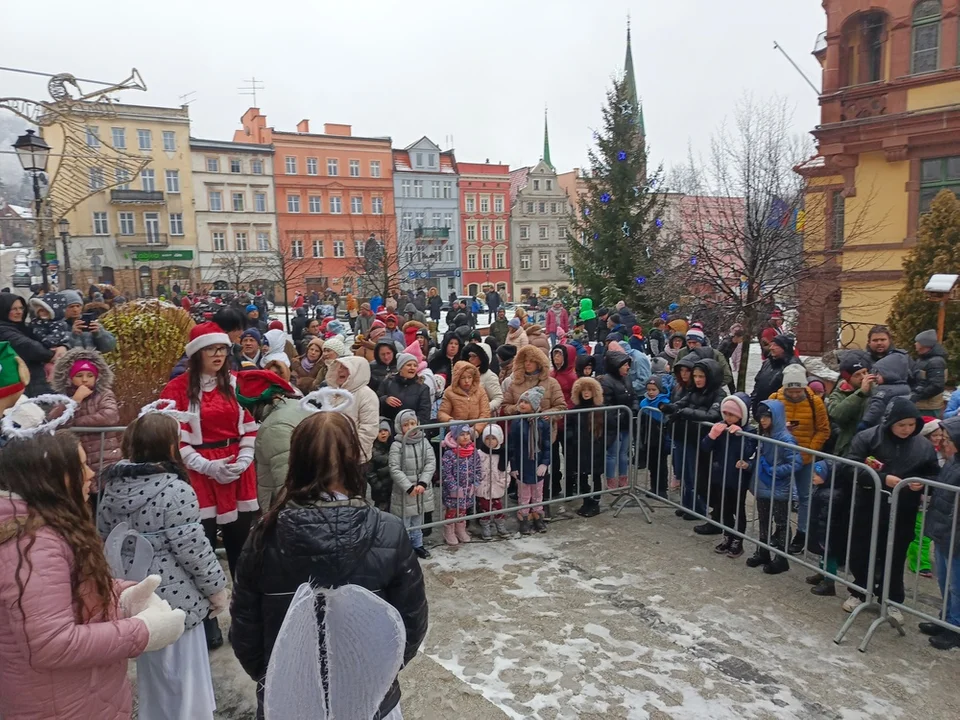 Wczoraj już po raz 20. na noworudzkim Rynku gościł Święty Mikołaj. Do dzieci trafiło 300 paczek [galeria] - Zdjęcie główne