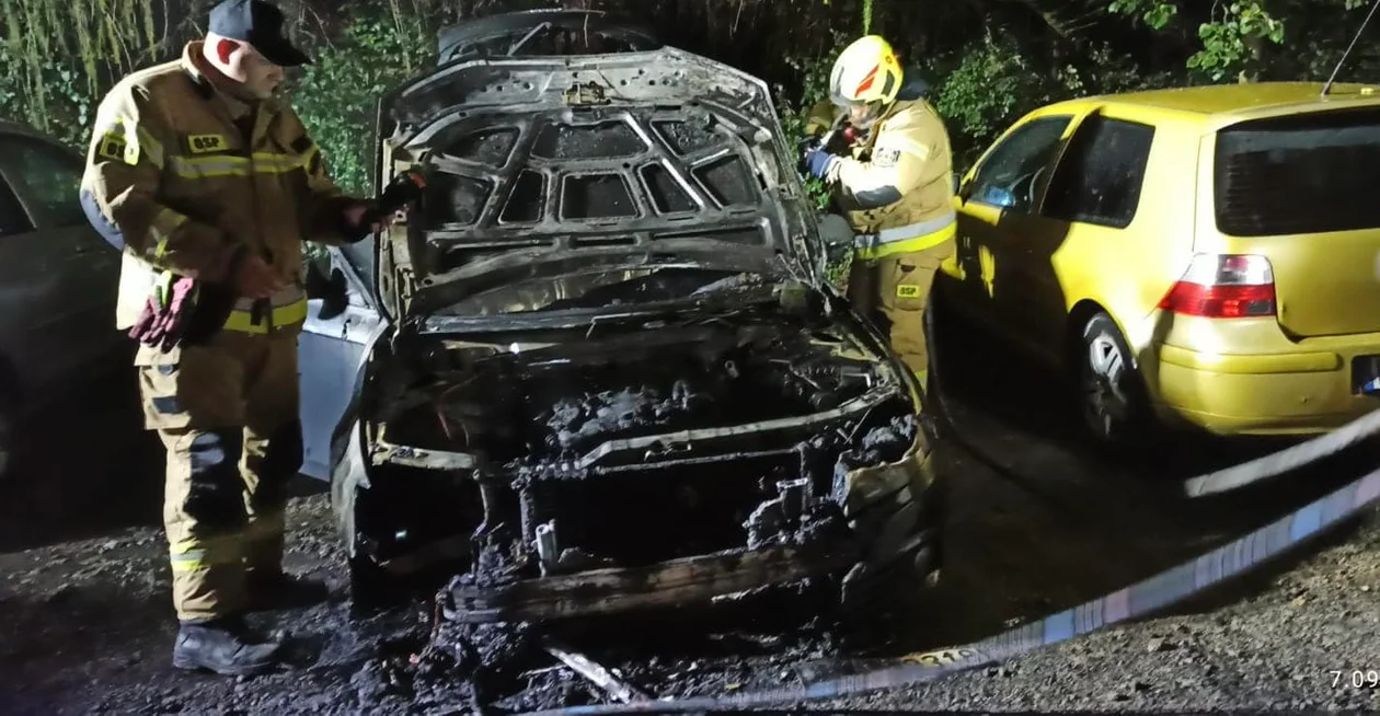 Nowa Ruda. Na Akacjowej w Słupcu. Doszczętnie spłonęło audi [zdjęcia]