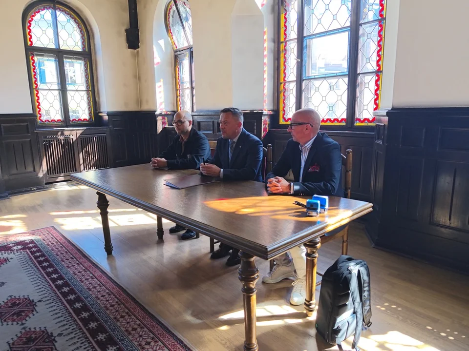 Nowa Ruda. Podpisano umowę na przekształcenie budynku byłej dwójki w Środowiskowy Dom Samopomocy [galeria]