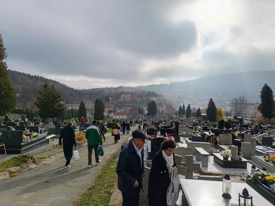 Nowa Ruda. Dzisiaj obchodzimy Dzień Wszystkich Świętych. Na cmentarzach zapłonęły tysiące zniczy