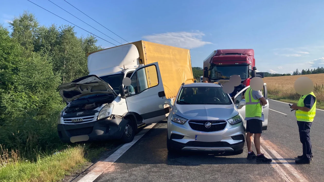 Kolizja trzech aut na krajowej ósemce. Jedna osoba trafiła do szpitala