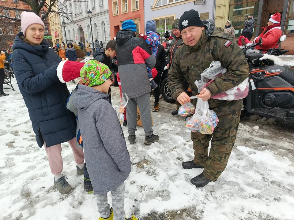 Wczoraj już po raz 20. na noworudzkim Rynku gościł Święty Mikołaj. Do dzieci trafiło 300 paczek [galeria]