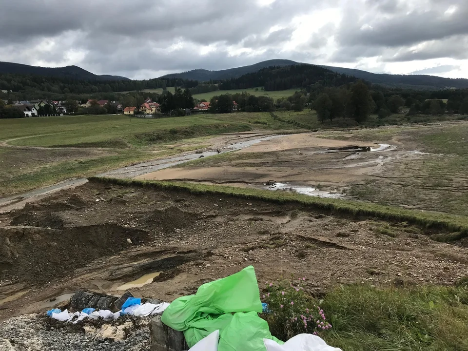 Okolice pękniętej tamy dwa tygodnie po przejściu fali powodziowej [zdjęcia]