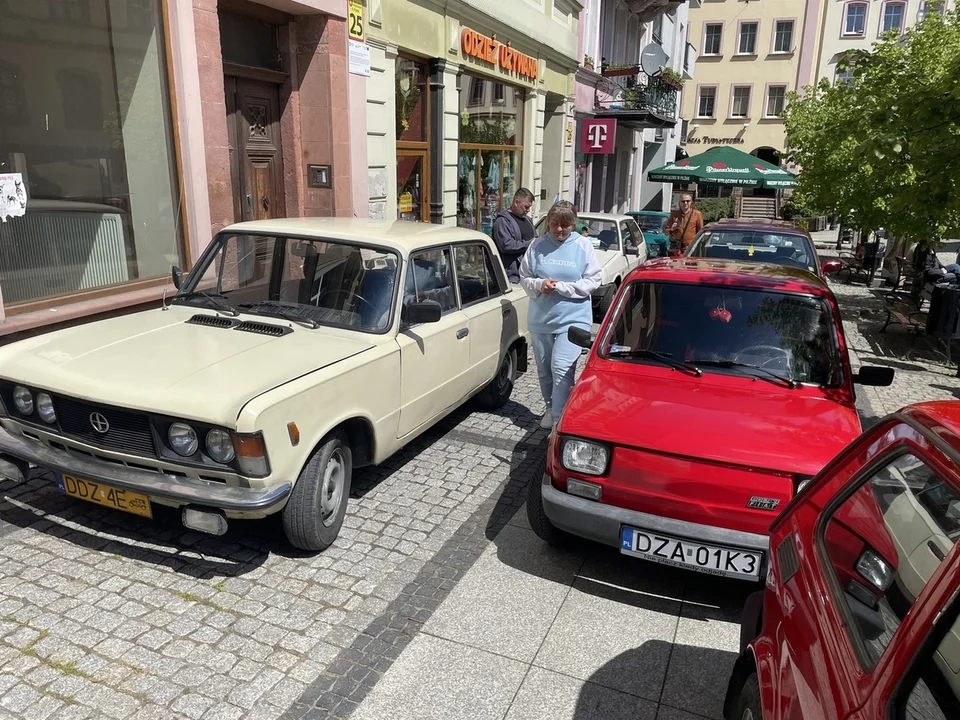 Nowa Ruda. Rynek pełen klasyki -  ósmy zlot zabytkowych pojazdów przyciągnął tłumy