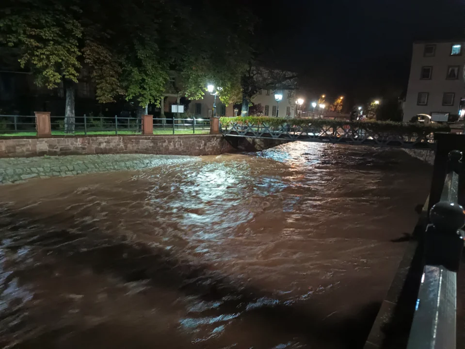 Nowa Ruda. Rzeki w mieście, póki co nie wylały. Burmistrz monitoruje ich stan [zdjęcia]