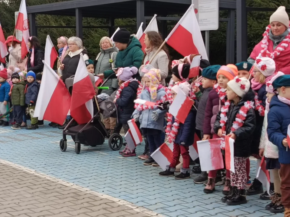 Nowa Ruda. Barwny i radosny przemarsz dzieci ulicami Słupca z okazji Narodowego Święta Niepodległości [galeria] - Zdjęcie główne