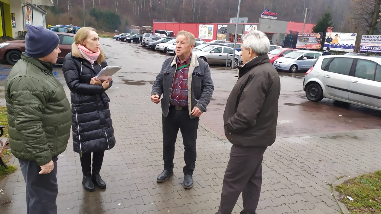 Nowa Ruda. Wymiana uszkodzonych latarni ulicznych w Drogosławiu