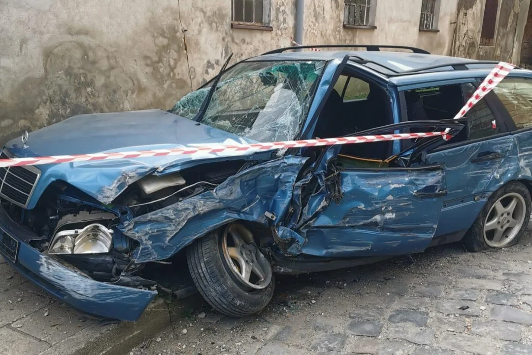 Bystrzyca Kłodzka. Pijany kierowca staranował zaparkowane przy ulicy auto - Zdjęcie główne