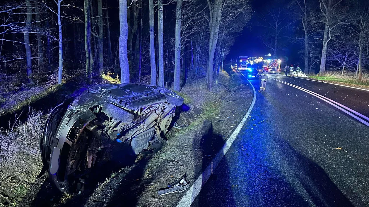 Zderzenie dwóch aut na DK46. Jedna osoba trafiła do szpitala