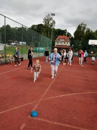 Seniorzy kontra dzieci – międzypokoleniowe zawody sportowe w Polanicy-Zdroju [galeria]