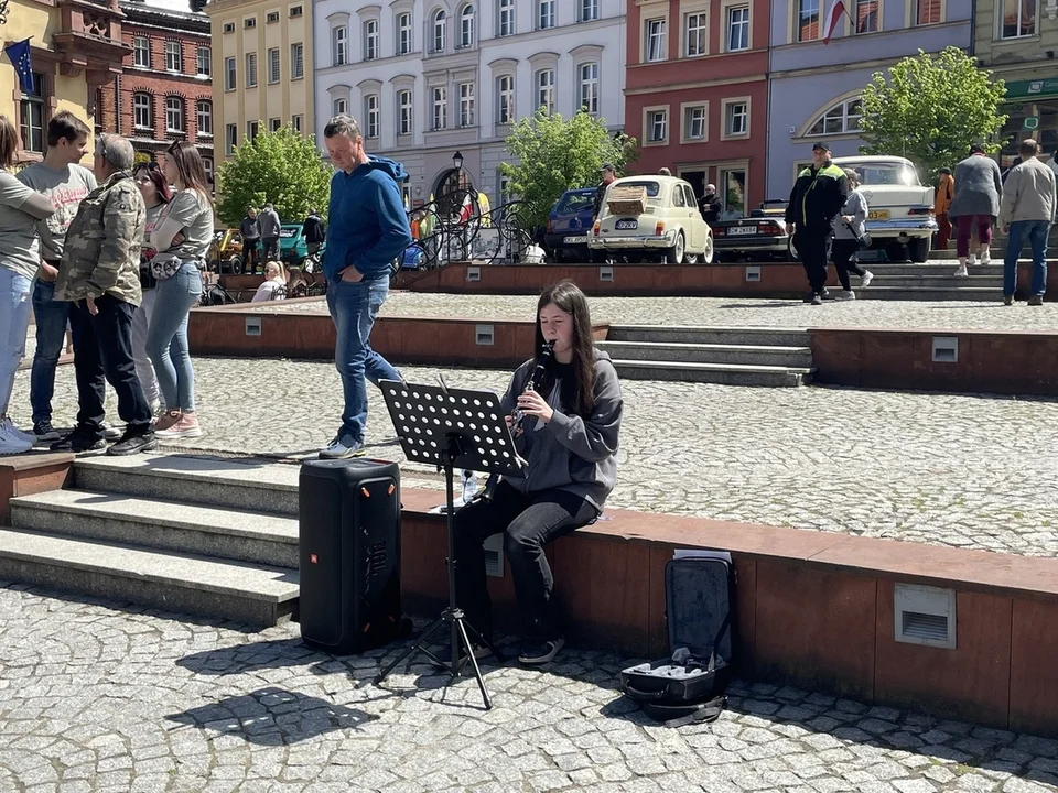 Nowa Ruda. Rynek pełen klasyki -  ósmy zlot zabytkowych pojazdów przyciągnął tłumy
