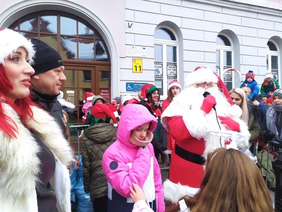 Mikołaj w Nowej Rudzie. Dzieci zachwycone gościem, który rozdawał paczki