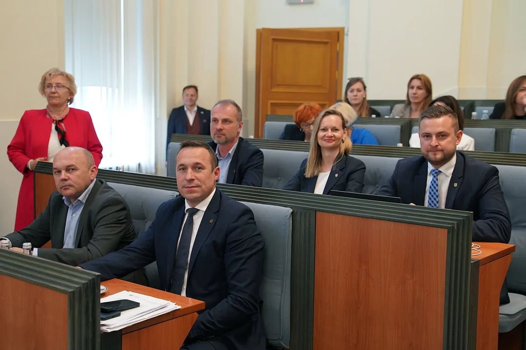 Zarząd Województwa Dolnośląskiego z absolutorium za 2024 rok – skuteczne zarządzanie budżetem i inwestycje w przyszłość regionu
