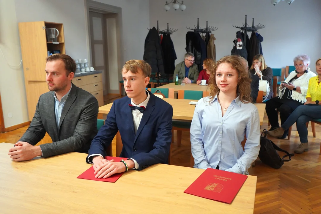 Sesja Rady Powiatu Ząbkowickiego: nagrody dla uczniów i ważne decyzje finansowe [galeria]