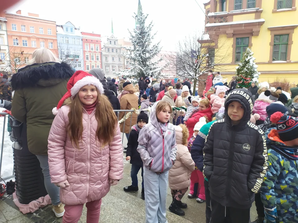 Mikołaj w Nowej Rudzie. Dzieci zachwycone gościem, który rozdawał paczki