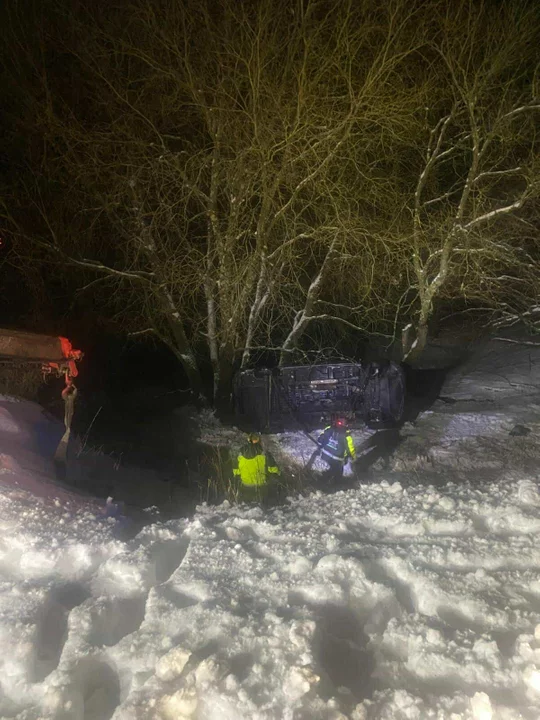 Auto spadło ze skarpy w drodze do Zieleńca [zdjęcia]