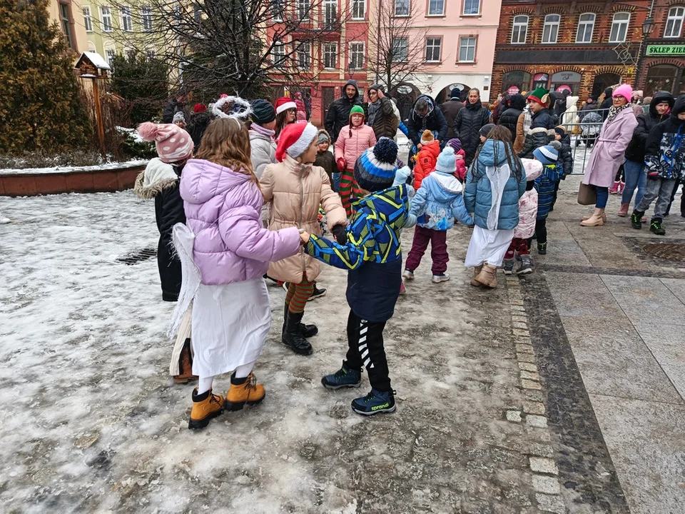 Wczoraj już po raz 20. na noworudzkim Rynku gościł Święty Mikołaj. Do dzieci trafiło 300 paczek [galeria]