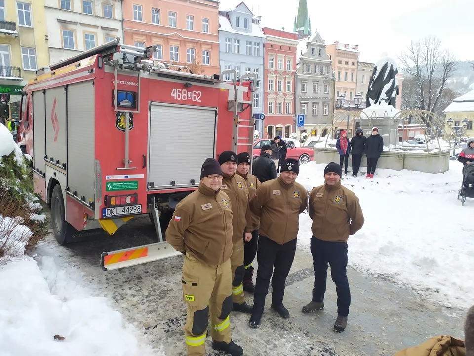 Mikołaj w Nowej Rudzie. Dzieci zachwycone gościem, który rozdawał paczki